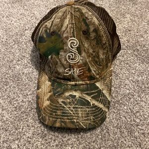She camo hat